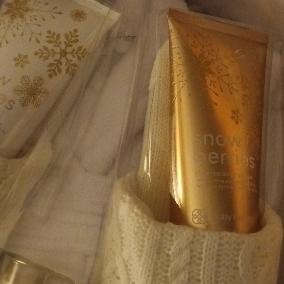 Daisy Fuentes Total Relax Body Care Collection (5) Piece and Bath & Body Spa Kit - Picture 3 of 7